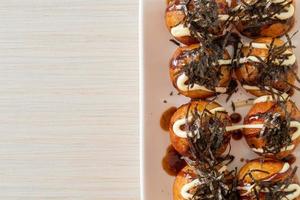 bolinhos de takoyaki ou bolinhas de polvo foto