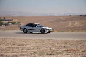 carros na pista de corrida e nas estradas do deserto foto