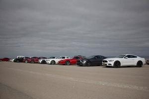 carros na pista de corrida e nas estradas do deserto foto