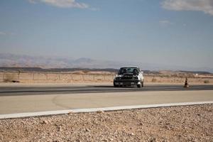 carros na pista de corrida e nas estradas do deserto foto