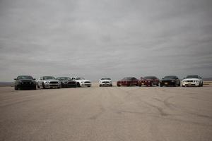 carros na pista de corrida e nas estradas do deserto foto