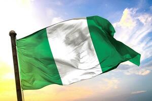 Nigéria 3d Renderização bandeira acenando isolado céu e nuvem fundo foto