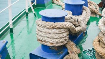 amarração corda em solo, equipamento em barco para estacionamento dentro a porta, naval corda branco cor em bobina. foto