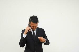 retrato jovem ásia homem de negocios chamando usar Móvel telefone, conversa sobre o negócio isolado em branco fundo foto