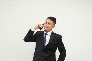 retrato jovem ásia homem de negocios chamando usar Móvel telefone, conversa sobre o negócio isolado em branco fundo foto