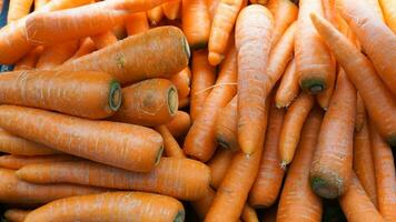 grupo cenoura com laranja cor exibido em mercado foto