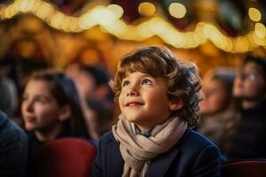 pequeno Garoto parece com interesse para a cena dentro teatro foto