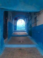 trilha entre a lindo azul casas dentro norte Marrocos foto