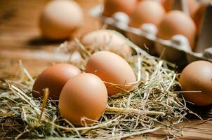 frango ovos em de madeira mesa. foto