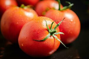fresco tomates. em Preto mesa. foto