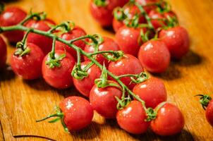 fresco tomates. em de madeira mesa. foto