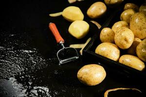 fresco batatas. em Preto fundo. foto