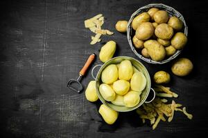 fresco descascado batatas. foto