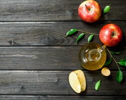 maçã cidra vinagre com fresco maçãs foto