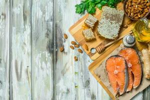 saudável Comida. salmão com mel, nozes e legumes. foto