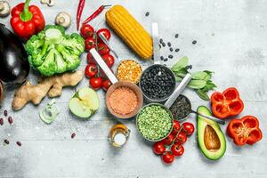 saudável Comida. sortimento do orgânico legumes e frutas com leguminosas. foto