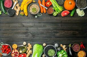 orgânico Comida. saudável sortimento do legumes e frutas com leguminosas. foto