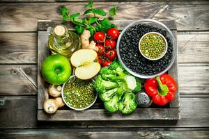 saudável Comida. saudável sortimento do legumes e frutas com leguminosas. foto