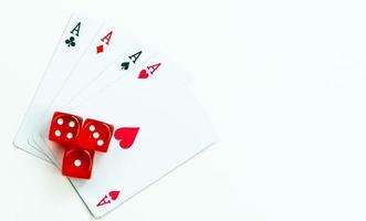 conceito de fichas e dados de cartas de pôquer para jogos de azar foto