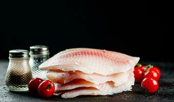 cru peixe filé com tomates e especiarias. foto