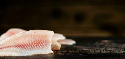 fresco cru peixe filé em a mesa. foto