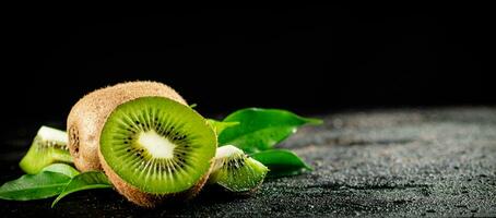 metade uma suculento kiwi em a mesa. foto