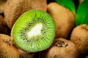 uma peça do maduro kiwi. macro fundo. foto