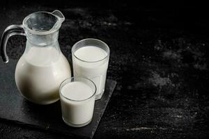 leite dentro uma jarro em a mesa. foto