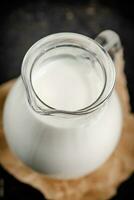 uma cheio jarro do fresco leite. foto