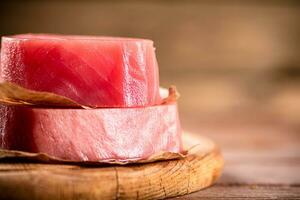 fresco cru atum bife em a mesa. foto