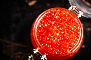 delicioso vermelho caviar dentro uma vidro jar. foto