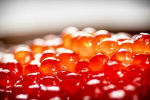 grãos do delicioso vermelho caviar. macro fundo. foto
