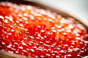 grãos do delicioso vermelho caviar. macro fundo. foto