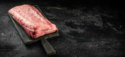 cru carne de porco em uma corte borda. foto