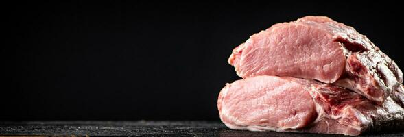 peças do cru carne de porco em a mesa. foto