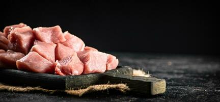 uma grupo do picado cru carne de porco em uma corte borda. foto