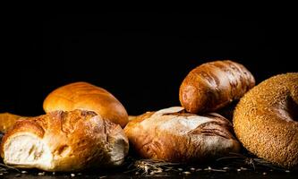 diferente tipos do fresco caseiro pão. foto