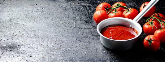 tomate molho com maduro fresco tomates em uma ramo. foto