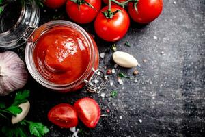 tomate molho dentro uma vidro jarra com salsinha e alho. foto