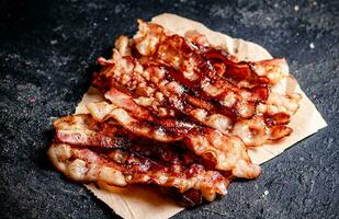 peças do frito bacon em papel. foto