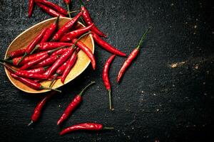 Pimenta pimentas em uma de madeira placa. foto