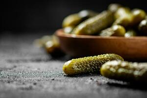 caseiro em conserva pepino em a mesa. foto