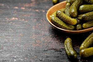 caseiro em conserva pepino em a mesa. foto