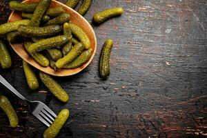 caseiro em conserva pepino em a mesa. foto