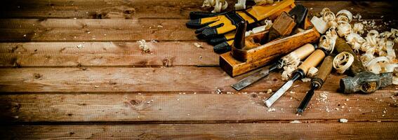 trabalhando ferramenta em madeira com serragem. foto