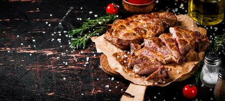 delicioso grelhado carne de porco bife com tomate molho e alecrim. foto