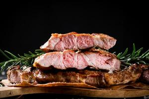 grelhado bife cortar para dentro peças. foto