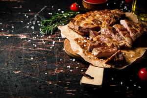 delicioso grelhado carne de porco bife com tomate molho e alecrim. foto