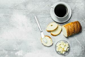 café da manhã. pão com manteiga e quente café. foto