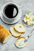 café da manhã. pão com manteiga e quente café. foto